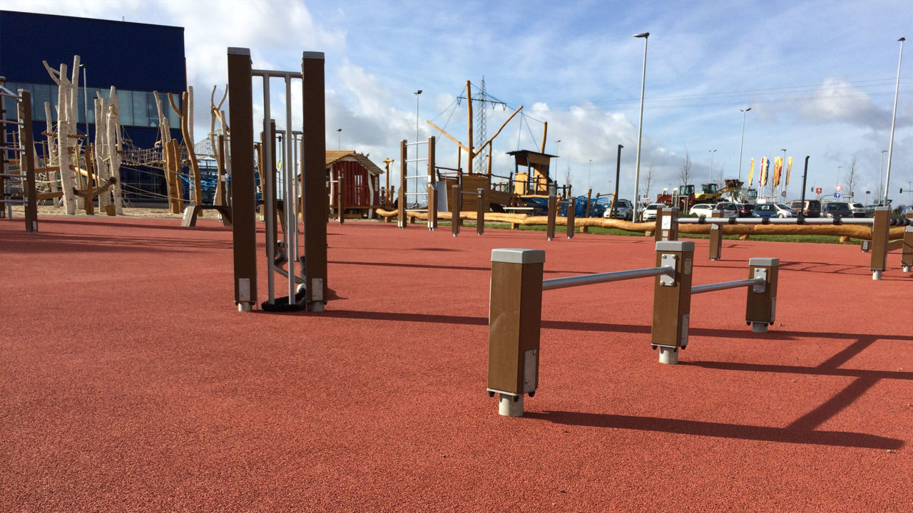 Gemeinschaftlich stark: Sportbegeisterte kommen auf dem Outdoor Crossfit Sportplatz bei IKEA Kaarst zusammen, um ihre Fitnessziele zu erreichen.