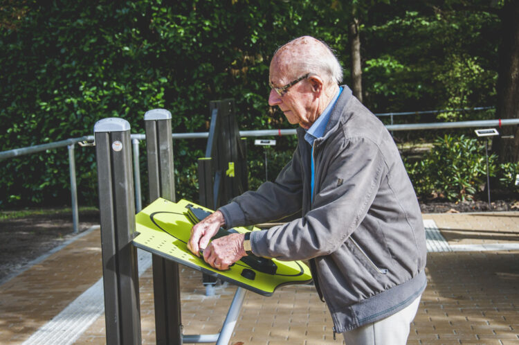 Mit Lappset Geräten trainieren Senioren ihre Kraft, Balance und Mobilität – und das mit Freude!