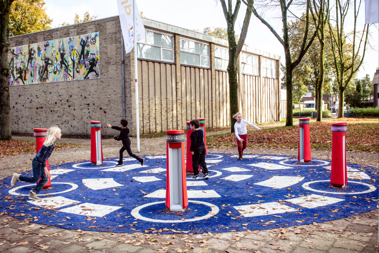 Schüler genießen ihren neuen Schulhof, der durch das 'Playground in One Day'-Projekt entstanden ist.