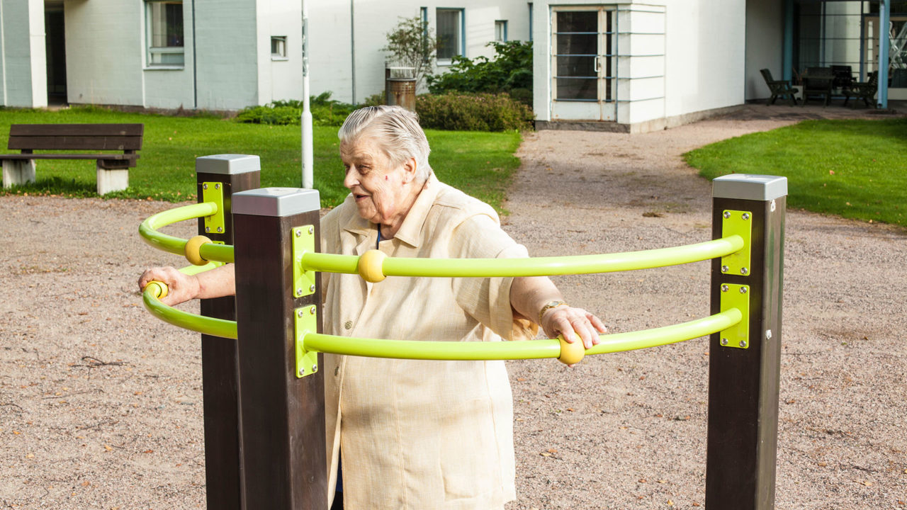 Senioren stärken ihre Fitness und ihr Selbstvertrauen mit den speziell entwickelten Lappset Geräten.