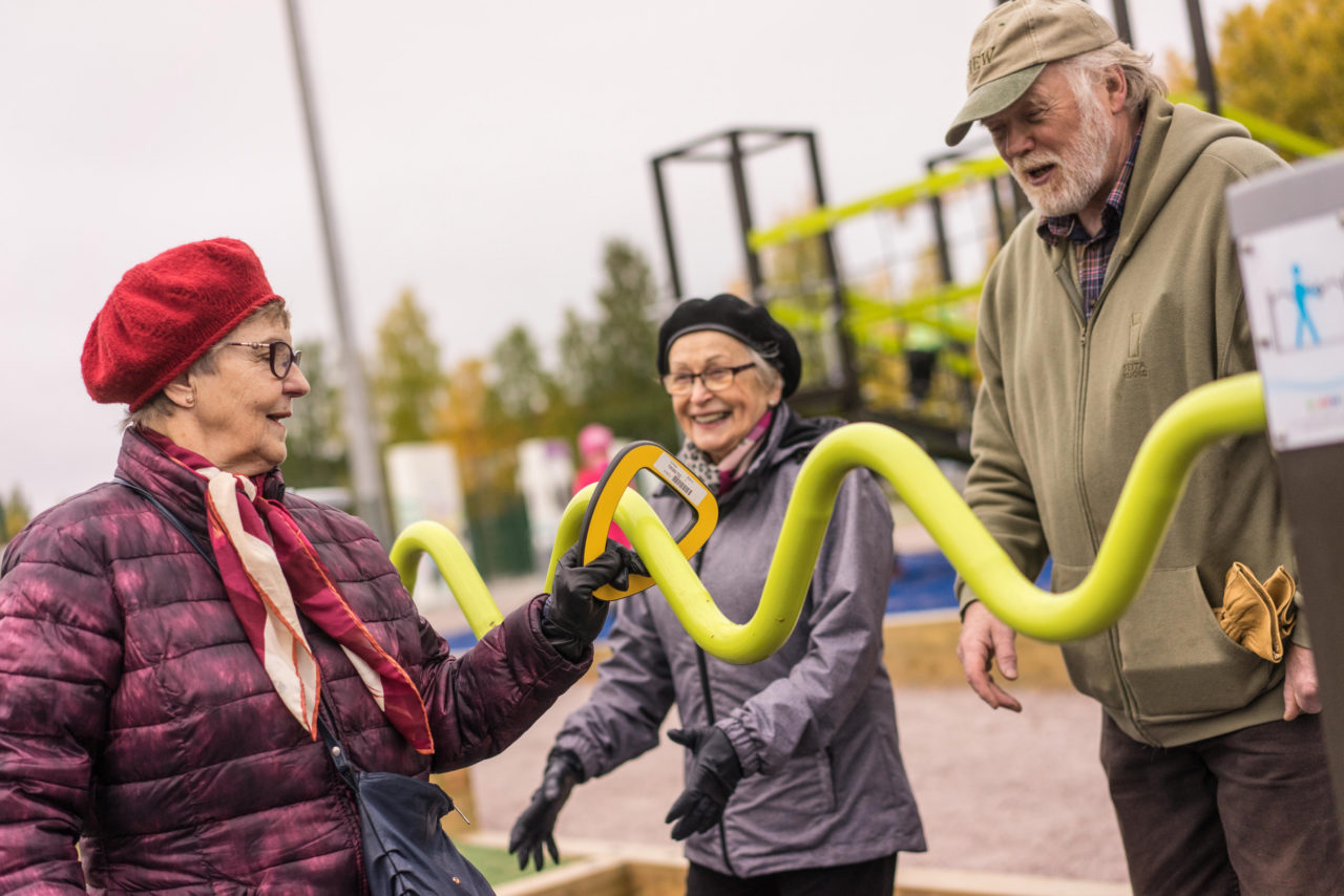 Aktiv im Alter: Senioren genießen ihr Training an den Lappset Fitnessgeräten im Freien.