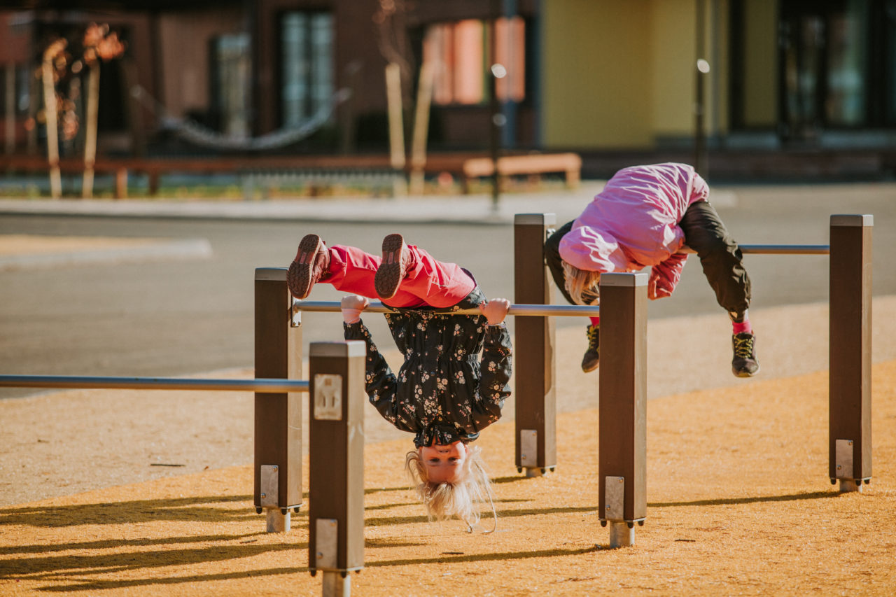 Kreativität im Spiel – Beim gemeinsamen Spielen lernen Kinder, ihre Fantasie zu nutzen und neue Abenteuer zu erleben.