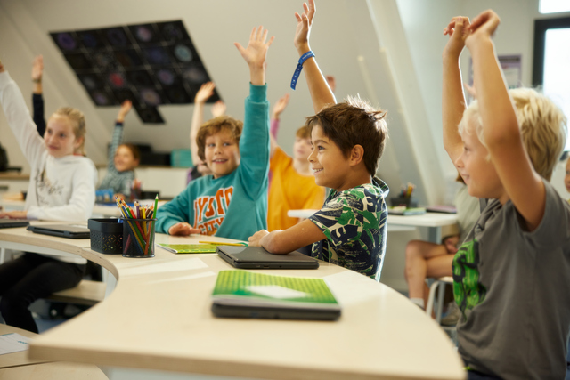 Bringe Spaß und Bildung zusammen: Das Memo Außenklassenzimmer für Schulen!