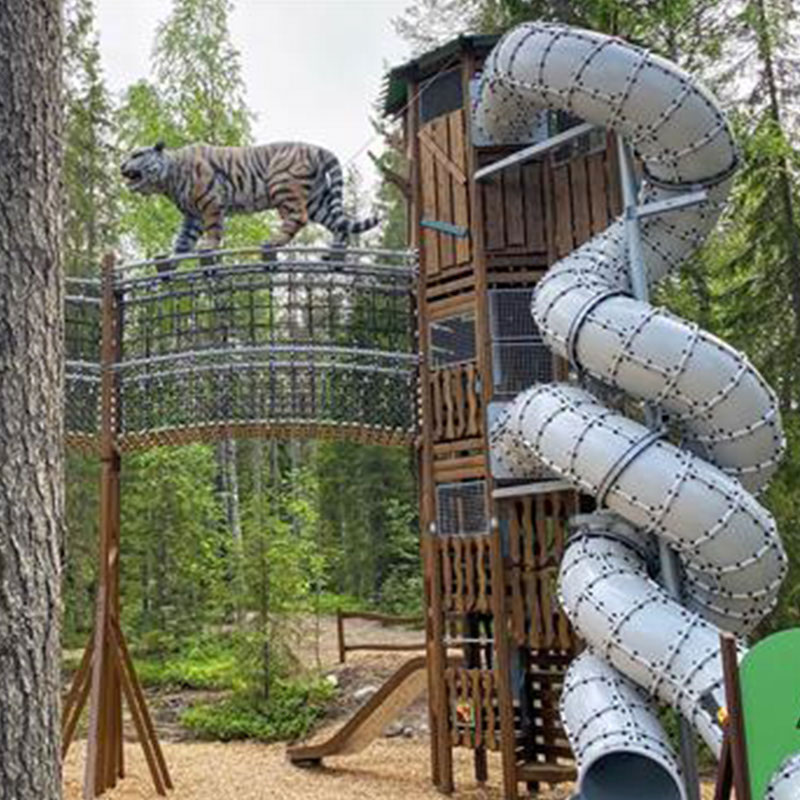 Kinder erleben ein aufregendes Abenteuer, während sie durch das realistisch gestaltete Tigernskelett auf dem Tiger-Spielplatz im Ranua Wildlife Park laufen.