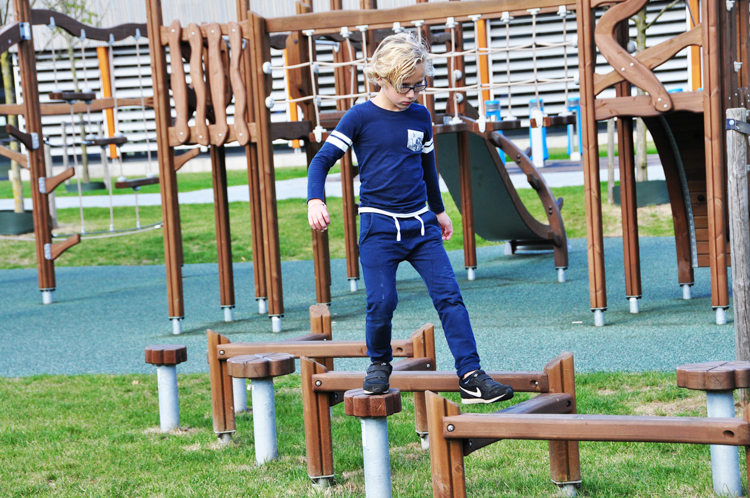 Neugierig und mutig – Kinder erforschen spielerisch ihre Umgebung und entdecken die Welt auf ihre eigene Weise.