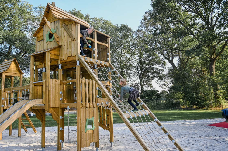 Natur pur: Die Flora-Spielgeräte bringen die Schönheit der Natur direkt auf deinen Spielplatz.